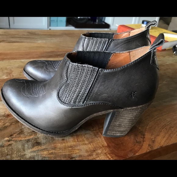 Shoes - Frye Ilana Shootie in Smoke, Size 8
